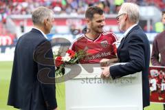 1. Bundesliga - Fußball - FC Ingolstadt 04 - FC Schalke 04 - letzter Spieltag - Verabschiedung Pascal Groß (10, FCI) Geschäftsführer Harald Gärtner (FCI) und rechts Frank Dreves