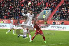 1. Bundesliga - Fußball - FC Ingolstadt 04 - FC Bayern - Mats Hummels (5 Bayern) rettet den Ball vor Lukas Hinterseer (16, FCI)