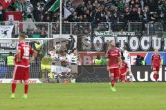 1. Bundesliga - Fußball - FC Ingolstadt 04 - Borussia Mönchengladbach - Tor für Gladbach, hängende Köpfe, Lukas Hinterseer (16, FCI) Sonny Kittel (21, FCI) Torwart Martin Hansen (35, FCI)