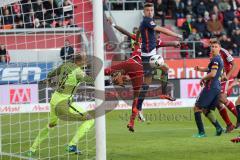 1. Bundesliga - Fußball - FC Ingolstadt 04 - RB Leipzig - hinten Roger de Oliveira Bernardo (8, FCI) Koipfball zum 1:0 Tor Jubel Treffer, Stefan Ilsanker (13 Leipzig) kommt nicht hin Torwart Peter Gulacsi (32 Leipzig) keine Chance