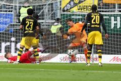 1. BL - Saison 2016/2017 - FC Ingolstadt 04 - Borussia Dortmund - Lukas Hinterseer (#16 FCI) mit einem Seitfallrückzieher - Lezano Farina,Dario (#37 FCI) - Weidenfeller Roman Torwart Dortmund - Foto: Meyer Jürgen