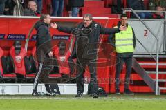 1. BL - Saison 2016/2017 - FC Ingolstadt 04 - 1.FC Köln - Michael Henke (Co-Trainer FCI) feuert die Fans an - Foto: Meyer Jürgen
