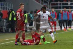 1. Bundesliga - Fußball - FC Ingolstadt 04 - FC Bayern - Florent Hadergjonaj (33, FCI) schaut Douglas Costa (11 Bayern) entgeistert an, am Boden Lukas Hinterseer (16, FCI)