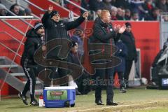 1. Bundesliga - Fußball - FC Ingolstadt 04 - Hamburger SV HSV - Cheftrainer Maik Walpurgis (FCI) am Spielfeld Gestik und links  und Co-Trainer Michael Henke (FCI) und Co-Trainer Ovid Hajou (FCI) Schrei Rufe