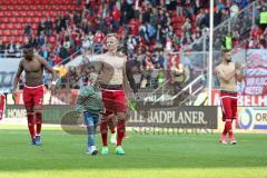 1. Bundesliga - Fußball - FC Ingolstadt 04 - 1. FSV Mainz 05 - Sieg Spiel 2:1 ist aus, Jubel mit den Fans Roger de Oliveira Bernardo (8, FCI) Florent Hadergjonaj (33, FCI) Lukas Hinterseer (16, FCI)