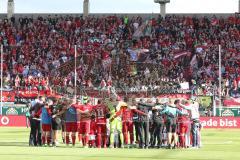 1. Bundesliga - Fußball - FC Ingolstadt 04 - FC Schalke 04 - Speil ist aus 1:1 unentschieden, letzter Spieltag, Team auf dem Spielfeld, Ansage mitte Cheftrainer Maik Walpurgis (FCI)