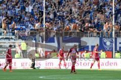 1. Bundesliga - Fußball - FC Ingolstadt 04 - Hertha BSC Berlin - Tor für Berlin, 0:2, Schanzer lassen Köpfe hängen, hinten Torwart Örjan Haskjard Nyland (1, FCI) sitz am Boden, vorne Darío Lezcano (11, FCI)