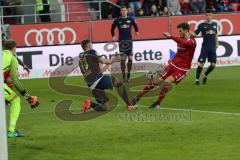 1. Bundesliga - Fußball - FC Ingolstadt 04 - RB Leipzig - Pascal Groß (10, FCI) zieht ab, Stefan Ilsanker (13 Leipzig) Torwart Peter Gulacsi (32 Leipzig)