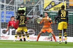 1. BL - Saison 2016/2017 - FC Ingolstadt 04 - Borussia Dortmund - Lukas Hinterseer (#16 FCI) mit einem Seitfallrückzieher - Lezano Farina,Dario (#37 FCI) - Weidenfeller Roman Torwart Dortmund - Foto: Meyer Jürgen