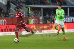 1. Bundesliga - Fußball - FC Ingolstadt 04 - VfL Wolfsburg - Roger de Oliveira Bernardo (8, FCI) wird von Mario Gomez (33 Wolfsburg) verfolgt