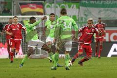 1. Bundesliga - Fußball - FC Ingolstadt 04 - VfL Wolfsburg -Josuha Guilavogui (23 Wolfsburg) Luiz Gustavo (22 Wolfsburg) Ricardo Rodriguez (34 Wolfsburg) Darío Lezcano (11, FCI)