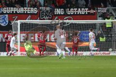 1. Bundesliga - Fußball - FC Ingolstadt 04 - 1. FC Köln - Elfmeter Tor für Köln, Torwart Martin Hansen (35, FCI) chancenlos