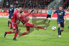 1. Bundesliga - Fußball - FC Ingolstadt 04 - RB Leipzig - Mathew Leckie (7, FCI) kommt nicht an den Ball, rechts Stefan Ilsanker (13 Leipzig)