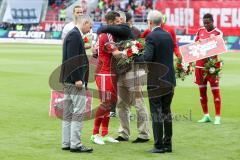 1. BL - Saison 2016/2017 - FC Ingolstadt 04 - FC Schalke 04 - Pascal Groß (#10 FCI) wird von Dr. Martin Wagener verabschiedet - Foto: Meyer Jürgen