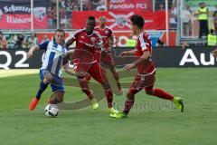 1. Bundesliga - Fußball - FC Ingolstadt 04 - Hertha BSC Berlin - links Vladimir Darida und rechts Roger de Oliveira Bernardo (8, FCI) Alfredo Morales (6, FCI)