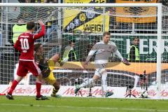 1. BL - Saison 2016/2017 - FC Ingolstadt 04 - Borussia Dortmund - Ørjan Nyland (#26 FCI) - Mario Götze Dortmund - Foto: Meyer Jürgen