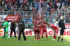 1. Bundesliga - Fußball - FC Ingolstadt 04 - Bayer 04 Leverkusen - Spiel ist aus Unentschieden, hängende Köpfe Robert Leipertz (13, FCI)Florent Hadergjonaj (33, FCI) Pascal Groß (10, FCI)