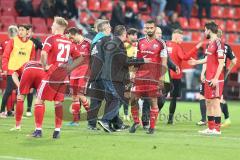 1. BL - Saison 2016/2017 - FC Ingolstadt 04 - FC Augsburg - Markus Kauczinski (Trainer FCI) klatscht bei Marvin Matip (#34 FCI) ab - Foto: Meyer Jürgen