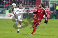 1. Bundesliga - Fußball - FC Ingolstadt 04 - FC Bayern - Mats Hummels (5 Bayern) rettet den Ball vor Mathew Leckie (7, FCI)