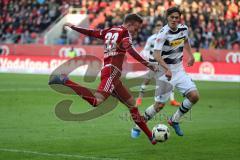 1. Bundesliga - Fußball - FC Ingolstadt 04 - Borussia Mönchengladbach - Florent Hadergjonaj (33, FCI) Jannik Vestergaard (#4 Gladbach)