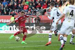 1. Bundesliga - Fußball - FC Ingolstadt 04 - Borussia Mönchengladbach - Sonny Kittel (21, FCI) schießt aufs Tor, Christoph Kramer (#6 Gladbach)
