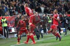 1. Bundesliga - Fußball - FC Ingolstadt 04 - 1. FC Köln - Romain Brégerie (18, FCI) trifft zum 2:2, Tor Jubel mit Alfredo Morales (6, FCI)  Florent Hadergjonaj (33, FCI) Trainerbank kommt, Marvin Matip (34, FCI)