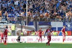 1. Bundesliga - Fußball - FC Ingolstadt 04 - Hertha BSC Berlin - Tor für Berlin, 0:2, Schanzer lassen Köpfe hängen, hinten Torwart Örjan Haskjard Nyland (1, FCI) sitz am Boden, vorne Darío Lezcano (11, FCI)