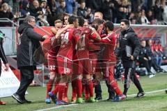 1. Bundesliga - Fußball - FC Ingolstadt 04 - 1. FC Köln - Romain Brégerie (18, FCI) trifft zum 2:2, Tor Jubel mit Alfredo Morales (6, FCI) Florent Hadergjonaj (33, FCI) Cheftrainer Maik Walpurgis (FCI) und Co-Trainer Ovid Hajou (FCI) jubeln, Co-Trainer Mi