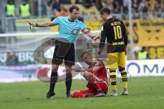 1. Bundesliga - Fußball - FC Ingolstadt 04 - Borussia Dortmund - Lukas Hinterseer (16, FCI) am Boden, Mario Götze (BVB 10)