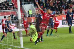 1. Bundesliga - Fußball - FC Ingolstadt 04 - RB Leipzig - hinten Roger de Oliveira Bernardo (8, FCI) Koipfball zum 1:0 Tor Jubel Treffer, Stefan Ilsanker (13 Leipzig) kommt nicht hin Torwart Peter Gulacsi (32 Leipzig) keine Chance, Jubel Marcel Tisserand 