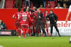 1. BL - Saison 2016/2017 - FC Ingolstadt 04 - 1.FC Köln - Die Mannschaft freut sich über den 2:2 Ausgleichstreffer von Romain Brègerie (#18 FCI) - Jubel - Tor - Maik Walpurgis (Trainer FCI) - Ovid Hajou (Co-Trainer FCI) - Foto: Meyer Jürgen