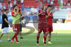 1. Bundesliga - Fußball - FC Ingolstadt 04 - Hertha BSC Berlin - Spiel ist aus, 0:2 Niederlage FCI Neuzugang Marcel Tisserand (32, FCI) bedankt sich bei den Fans