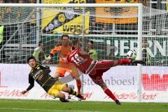 1. BL - Saison 2016/2017 - FC Ingolstadt 04 - Borussia Dortmund - Lukas Hinterseer (#16 FCI) mit einem Seitfallrückzieher - Weidenfeller Roman Torwart Dortmund - Park Joo-Ho #3 Dortmund - Foto: Meyer Jürgen