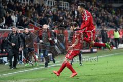 1. Bundesliga - Fußball - FC Ingolstadt 04 - 1. FC Köln - Romain Brégerie (18, FCI) trifft zum 2:2, Tor Jubel mit Alfredo Morales (6, FCI)  Florent Hadergjonaj (33, FCI)