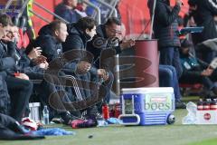 1. Bundesliga - Fußball - FC Ingolstadt 04 - FC Augsburg - Cheftrainer Markus Kauczinski (FCI) regt sich auf auf der Bank