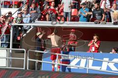 1. BL - Saison 2016/2017 - FC Ingolstadt 04 - FC Schalke 04 - Markus Suttner (#29 FCI) gibt sein Trikot einen Fan - Foto: Meyer Jürgen