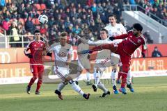 1. Bundesliga - Fußball - FC Ingolstadt 04 - Hamburger SV HSV - rechts Almog Cohen (36, FCI) mitte Gian-Luca Waldschmidt (15 HSV)