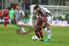 1. Bundesliga - Fußball - FC Ingolstadt 04 - Eintracht Frankfurt - 0:2 - Darío Lezcano (11, FCI) kämpft mit Jesús Vallejo (5 Frankfurt)