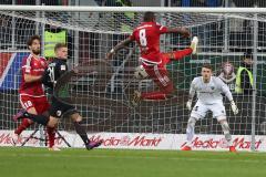 1. BL - Saison 2016/2017 - FC Ingolstadt 04 - FC Augsburg - Roger de Oliveira Bernardo (#8 FCI) springt am Ball vorbei - Martin Hansen Torwart(#35 FCI) - Romain Brègerie (#18 FCI) - Max Philipp #31 Augsburg - Foto: Meyer Jürgen