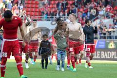 1. Bundesliga - Fußball - FC Ingolstadt 04 - 1. FSV Mainz 05 - Sieg Spiel 2:1 ist aus, Jubel mit den Fans Darío Lezcano (11, FCI) Florent Hadergjonaj (33, FCI) Roger de Oliveira Bernardo (8, FCI) mit Kinder