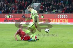 1. Bundesliga - Fußball - FC Ingolstadt 04 - RB Leipzig - Lukas Hinterseer (16, FCI) wird von Torwart Peter Gulacsi (32 Leipzig) gestört, ball geht vorbei am Tor