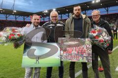 1. Bundesliga - Fußball - FC Ingolstadt 04 - 1. FC Köln - Verabschiedung von Greenkeeper Sepp Lindenmayer und Malte Metzelder mit Vorsitzender des Vorstandes Peter Jackwerth (FCI) und Frank Dreves