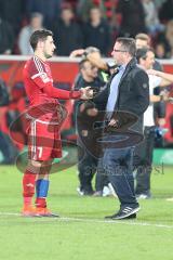 1. BL - Saison 2016/2017 - FC Ingolstadt 04 - FC Augsburg - Markus Kauczinski (Trainer FCI) klatscht bei Mathew Leckie (#7 FCI) ab - Foto: Meyer Jürgen