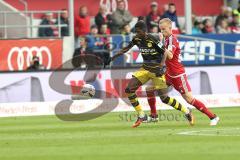 1. Bundesliga - Fußball - FC Ingolstadt 04 - Borussia Dortmund - Ousmane Dembele (BVB 7) Florent Hadergjonaj (33, FCI)