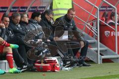 1. Bundesliga - Fußball - FC Ingolstadt 04 - Werder Bremen - Ratsloigkeit bei den Trainern rechts Cheftrainer Maik Walpurgis (FCI) Co-Trainer Michael Henke (FCI) Co-Trainer Ovid Hajou (FCI) Sportdirektor Thomas Linke (FCI)