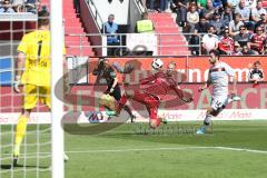 1. Bundesliga - Fußball - FC Ingolstadt 04 - Bayer 04 Leverkusen - Torwart Bernd Leno (Leverkusen 1) Florent Hadergjonaj (33, FCI) Admir Mehmedi (Leverkusen 14)