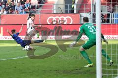 1. Bundesliga - Fußball - FC Ingolstadt 04 - SV Darmstadt 98 - Mathew Leckie (7, FCI) schießt auf das Tor Immanuel Höhn (21 Darmstadt) Torwart Michael Esser (31 Darmstadt)