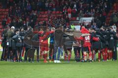 1. BL - Saison 2016/2017 - FC Ingolstadt 04 - 1.FC Köln - Die Mannschaft bildet einen Kreis nach dem Spiel - Foto: Meyer Jürgen