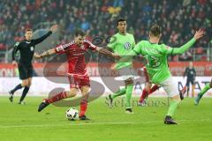 1. Bundesliga - Fußball - FC Ingolstadt 04 - VfL Wolfsburg -trifft den Pfosten Torchance verpasst Pascal Groß (10, FCI) Yannick Gerhardt (13 Wolfsburg) verteidigt, mitte Luiz Gustavo (22 Wolfsburg)