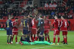 1. Bundesliga - Fußball - FC Ingolstadt 04 - RB Leipzig - Marcel Sabitzer (7 Leipzig) mit Almog Cohen (36, FCI) und Torwart Martin Hansen (35, FCI) wird dabei verletzt